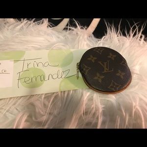 Louis Vuitton zippy round coin